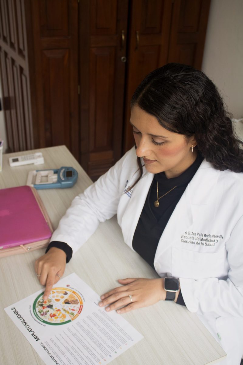 Nutrióloga para embarazadas en Guadalajara revisando plan de alimentación